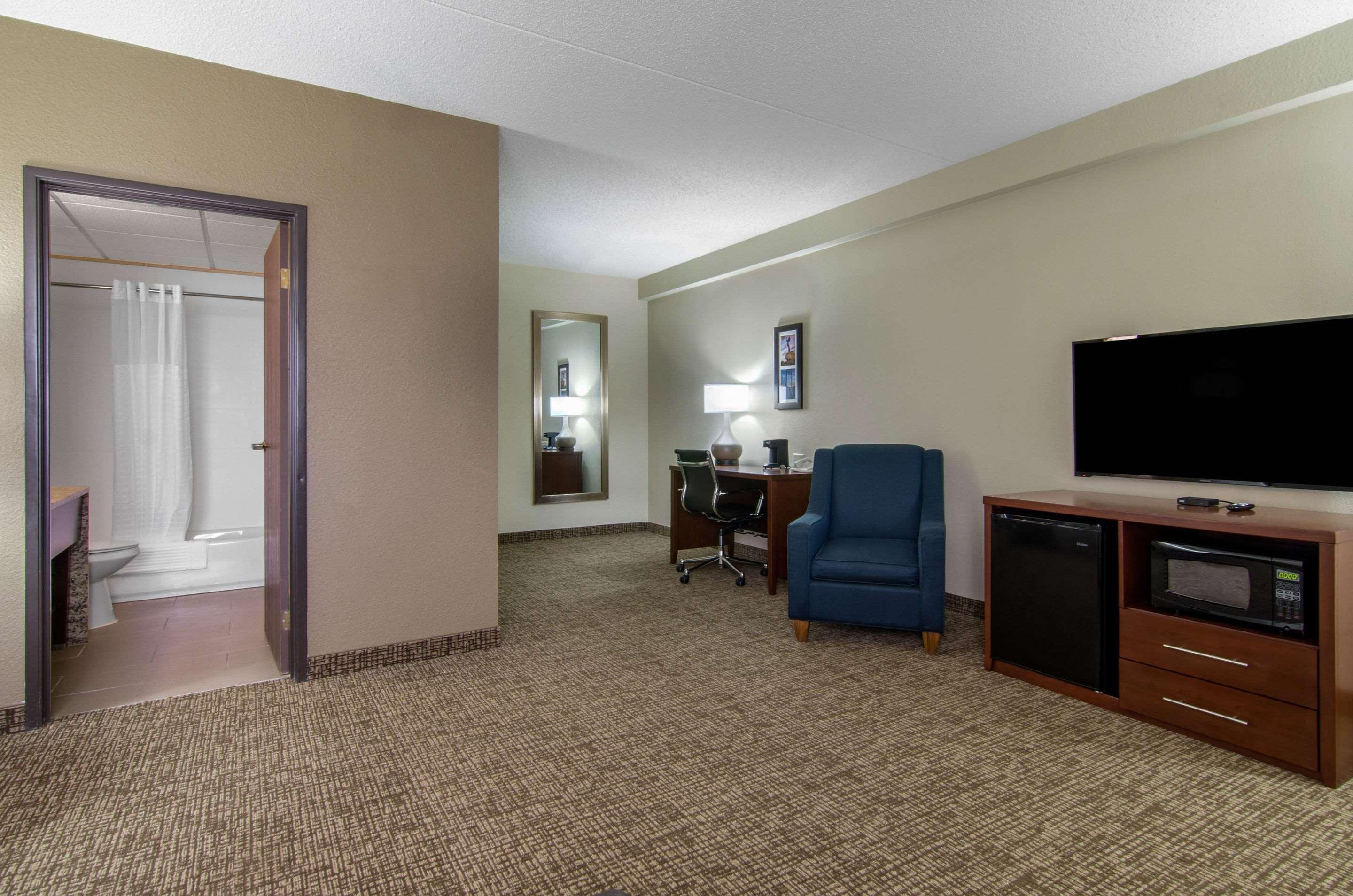 Comfort Inn & Suites Уичита Экстерьер фото