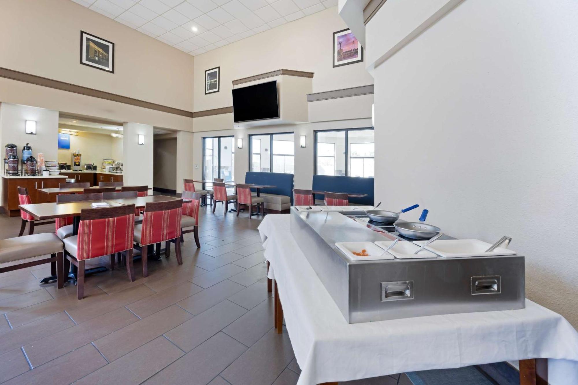 Comfort Inn & Suites Уичита Экстерьер фото