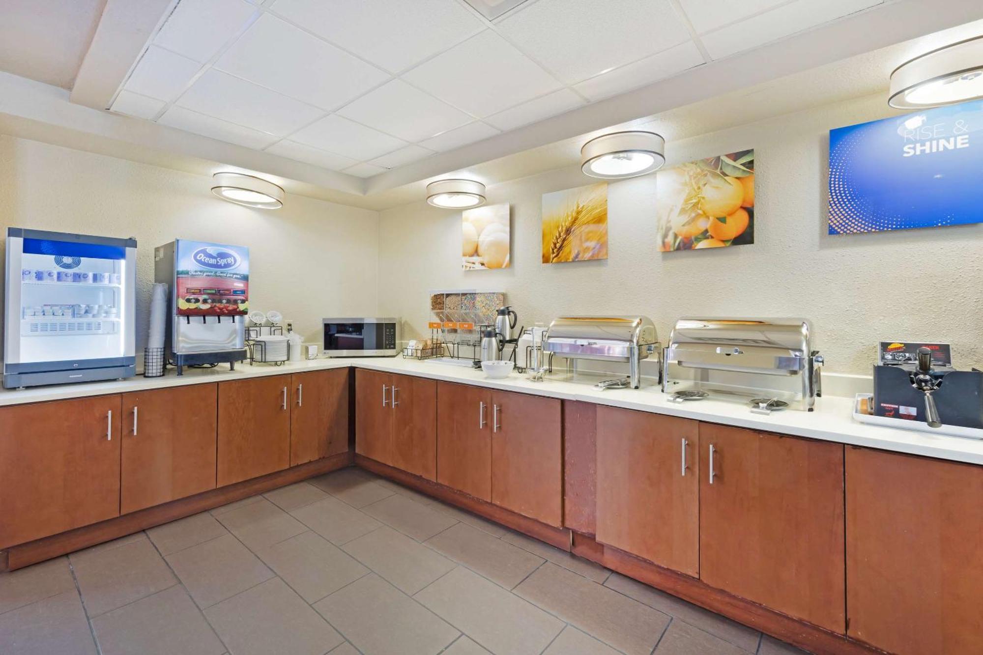Comfort Inn & Suites Уичита Экстерьер фото