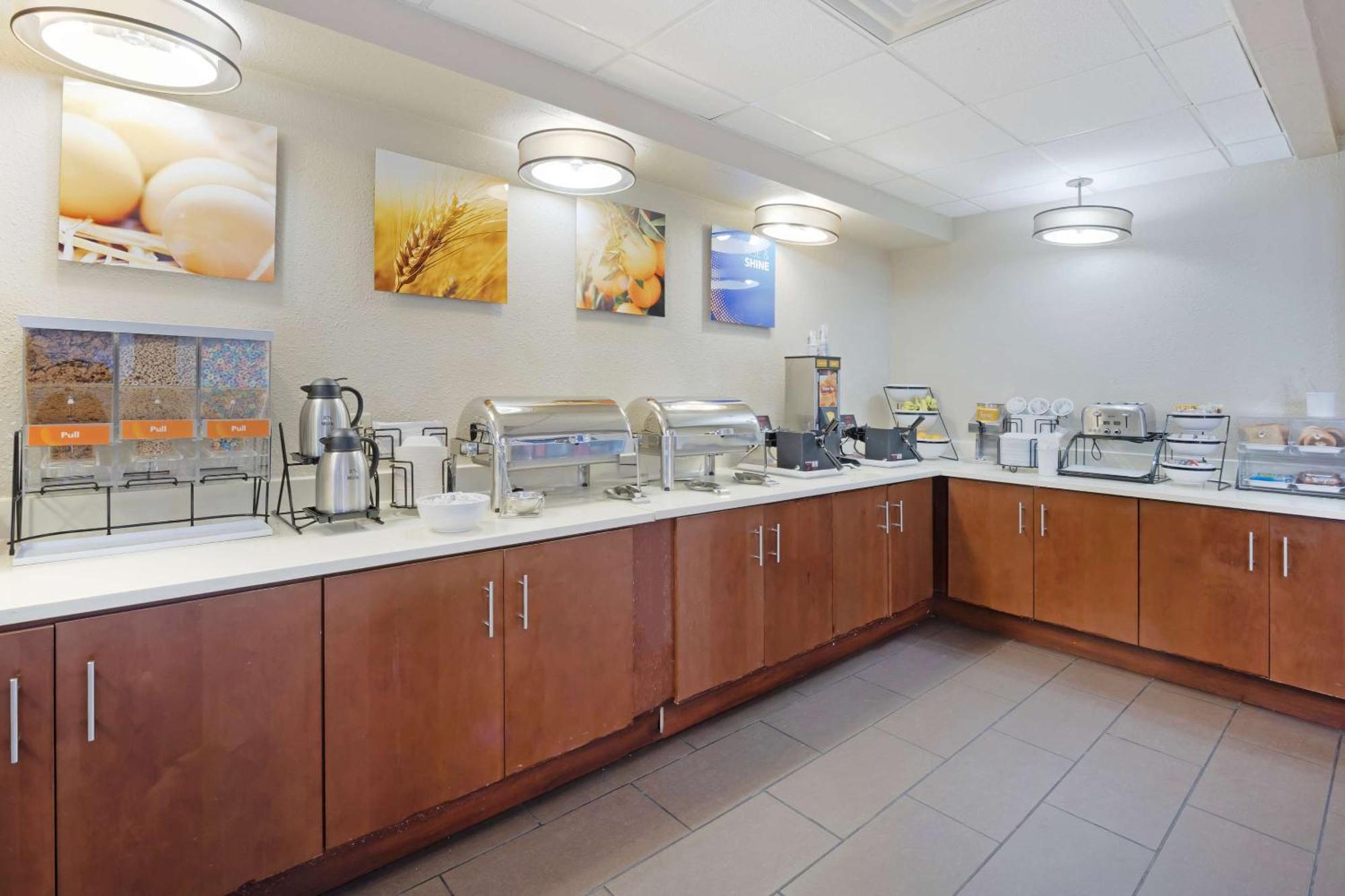 Comfort Inn & Suites Уичита Экстерьер фото