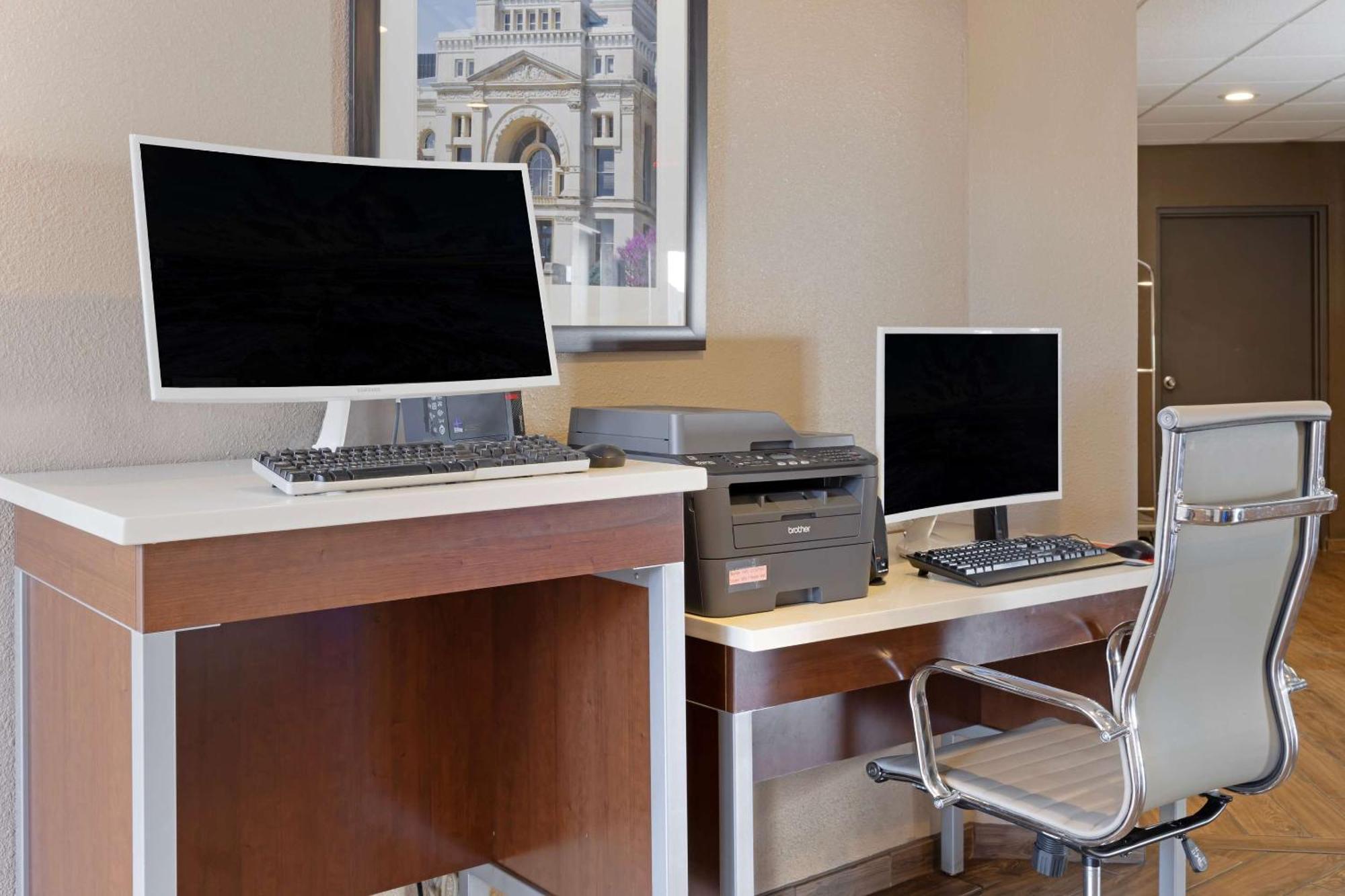 Comfort Inn & Suites Уичита Экстерьер фото
