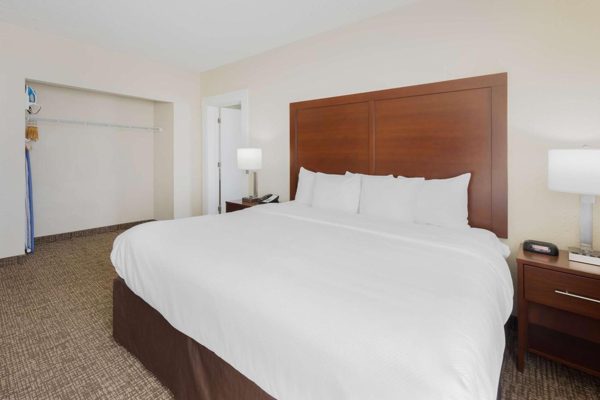 Comfort Inn & Suites Уичита Экстерьер фото