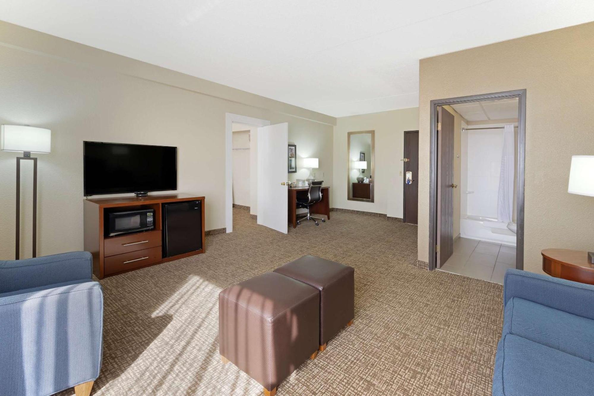 Comfort Inn & Suites Уичита Экстерьер фото