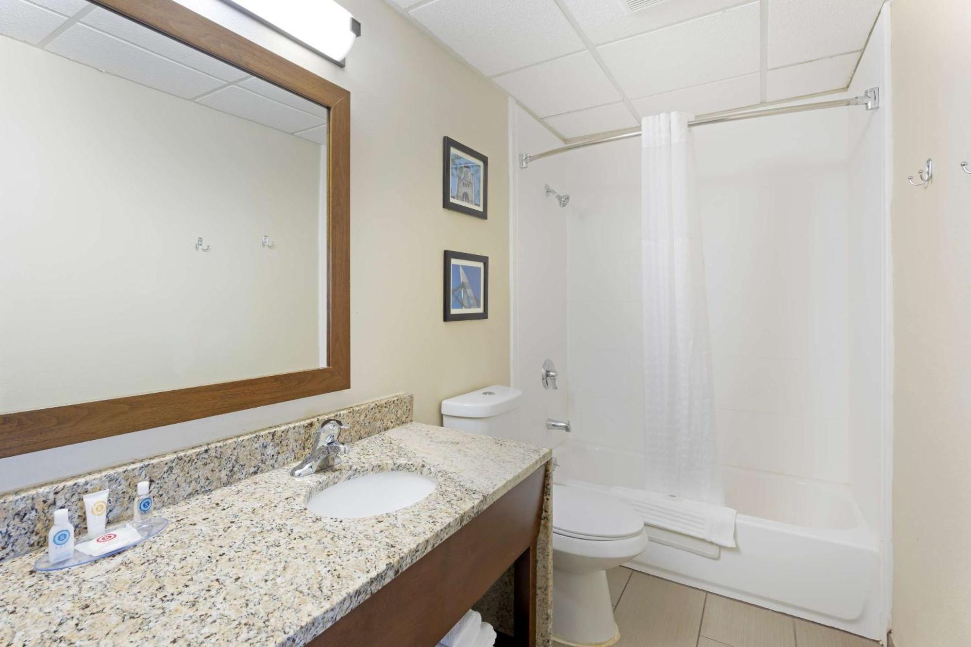 Comfort Inn & Suites Уичита Экстерьер фото