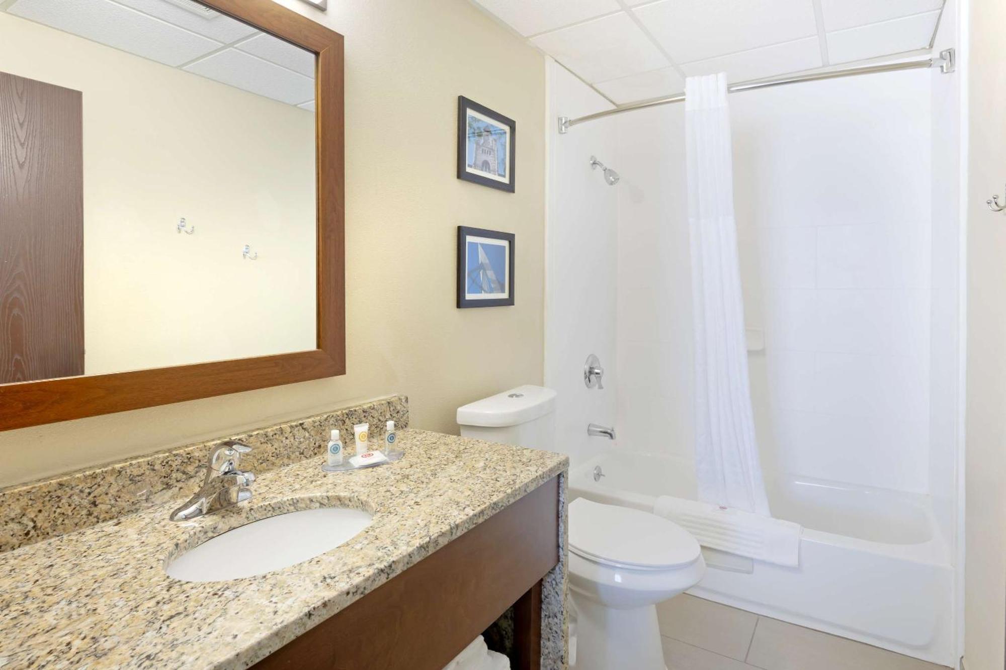Comfort Inn & Suites Уичита Экстерьер фото