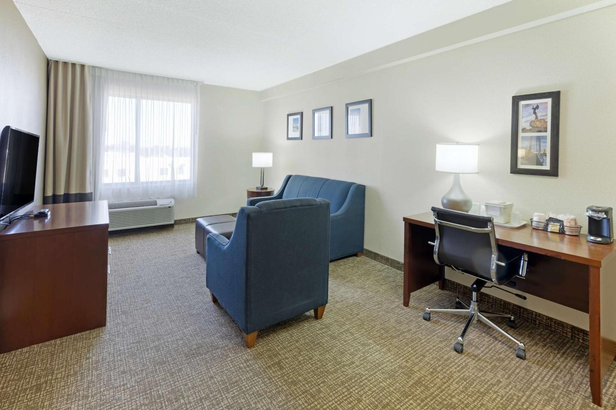 Comfort Inn & Suites Уичита Экстерьер фото