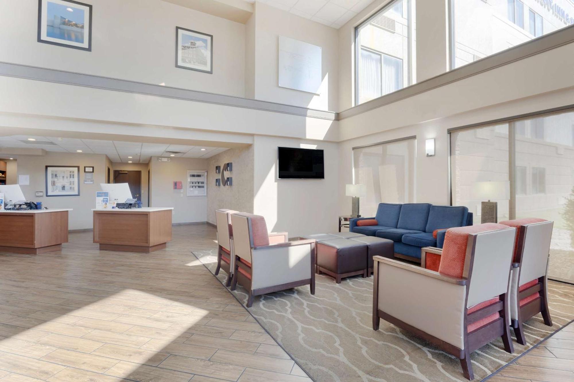 Comfort Inn & Suites Уичита Экстерьер фото