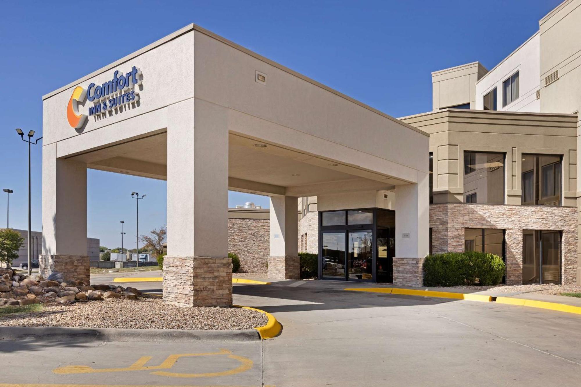 Comfort Inn & Suites Уичита Экстерьер фото